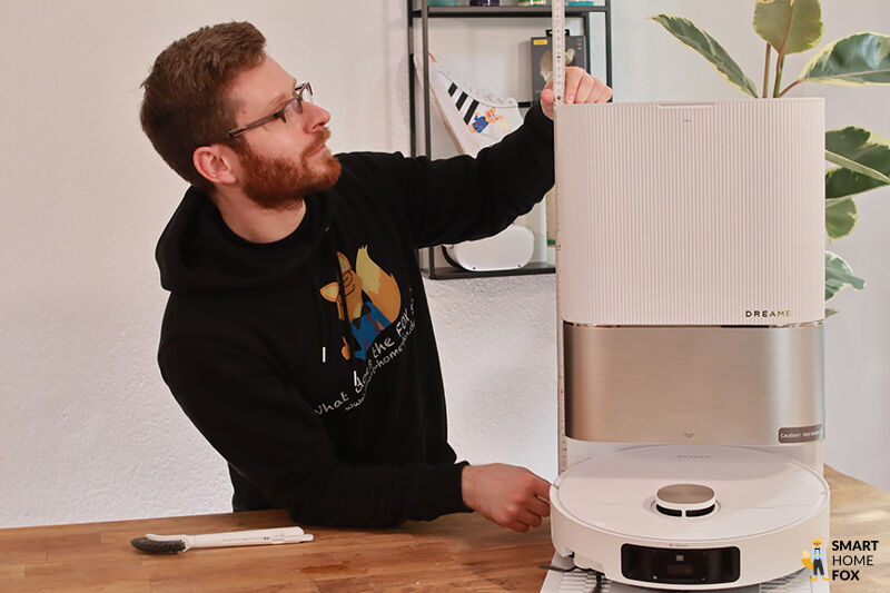 Die Ultra Station des Dreame X40 wird ausgemessen mit einem Lineal.